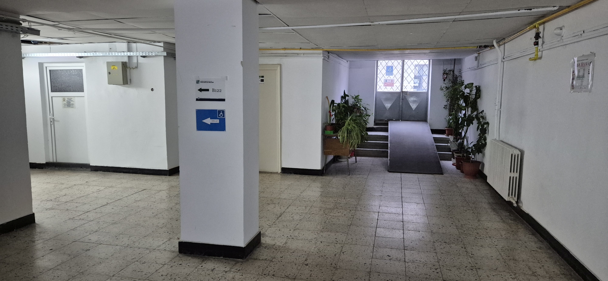 Corp B UAIC, Bulevardul Carol I, nr. 20 A, Scoala doctorală - hol cu rampă acces persoane cu dizabilităţi - 1