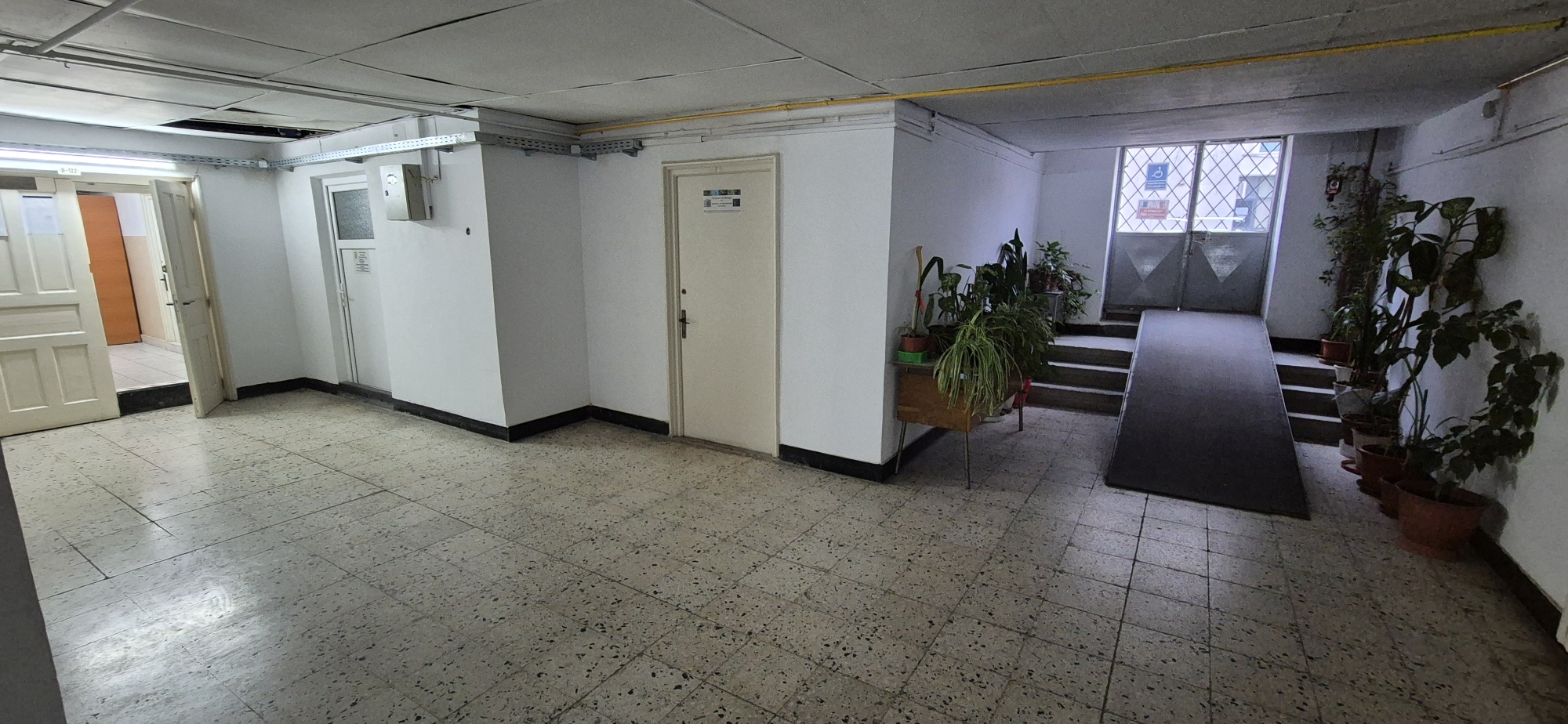Corp B UAIC, Bulevardul Carol I, nr. 20 A, Scoala doctorală - hol cu rampă acces persoane cu dizabilităţi - 2